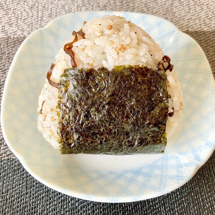 たっぷりごまと塩昆布のおにぎり